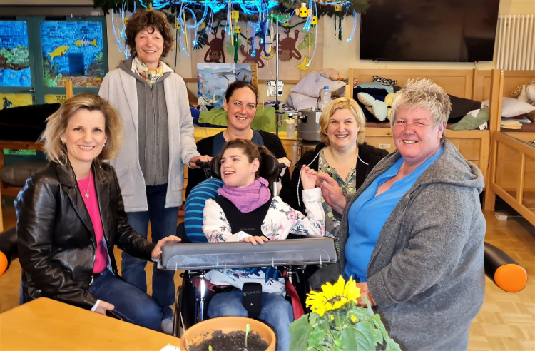 Gruppenfoto mit der kleinen Hanne – von links: MdB Daniela Ludwig, Margit Rychly, Fachbereichsleiterin Wohnen der Caritas, Gruppenleiterin Marina Bäuerle, die Leiterin der Fördergruppe Kinder und Jugendliche Monika Huber und Einrichtungsleiterin Alexandra Huber. 