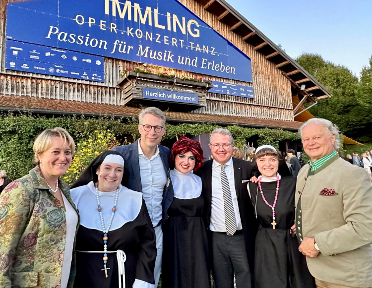 Auf dem Foto (v.l.n.r.): Cornelia von Kerssenbrock (musikalische Leitung), Johanna Ferlic (Mutter Oberin), Staatsminister Markus Blume, Fiona Kent (Deloris Van Cartier), Landtagsabgeordneter Klaus Stöttner, Jessica Schäfer (Schwester Mary Robert), Intendant Ludwig Baumann 