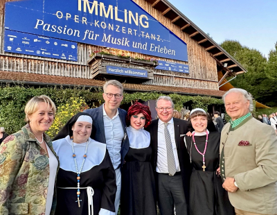 Auf dem Foto (v.l.n.r.): Cornelia von Kerssenbrock (musikalische Leitung), Johanna Ferlic (Mutter Oberin), Staatsminister Markus Blume, Fiona Kent (Deloris Van Cartier), Landtagsabgeordneter Klaus Stöttner, Jessica Schäfer (Schwester Mary Robert), Intendant Ludwig Baumann 