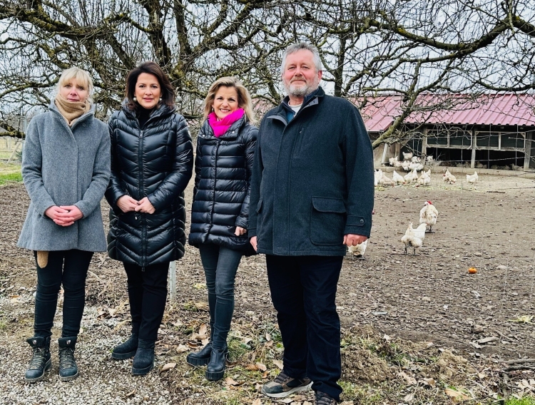 Fotos:  LudwigKaniber1: MdB Daniela Ludwig und Landwirtschaftsministerin Michaela Kaniber an der Theke im Kerner Hofladen LudwigKaniber2: Von links Timea Stein, Landwirtschaftsministerin Michaela Kaniber, MdB Daniela Ludwig, Bernhard Stein 