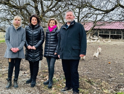 Fotos:  LudwigKaniber1: MdB Daniela Ludwig und Landwirtschaftsministerin Michaela Kaniber an der Theke im Kerner Hofladen LudwigKaniber2: Von links Timea Stein, Landwirtschaftsministerin Michaela Kaniber, MdB Daniela Ludwig, Bernhard Stein 