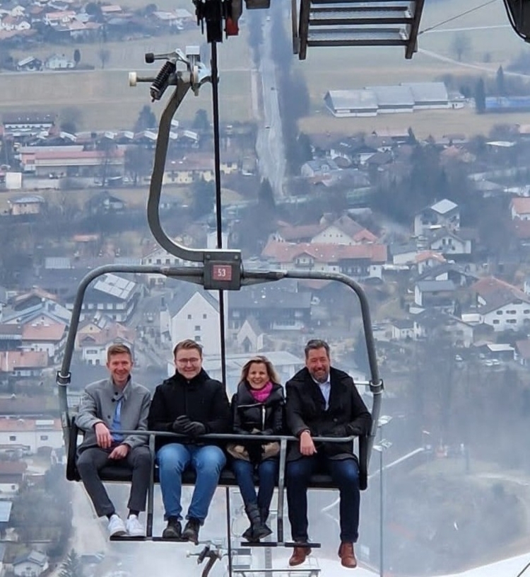 Foto: Auf dem Weg zum Berggasthof Hocheck – von links: JU-Kreisvorsitzender Rosenheim-Land Matthias Eggerl, Spitzenkandidat der JU Bayern Josef Rohrmoser, MdB Daniela Ludwig, Bürgermeister Matthias Bernhardt 