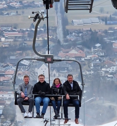Foto: Auf dem Weg zum Berggasthof Hocheck – von links: JU-Kreisvorsitzender Rosenheim-Land Matthias Eggerl, Spitzenkandidat der JU Bayern Josef Rohrmoser, MdB Daniela Ludwig, Bürgermeister Matthias Bernhardt 