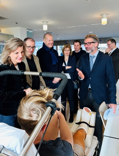 Beim Besuch eines jungen Patienten in der Kinderklinik Aschau. Von links MdB Daniela Ludwig, der Leitende Oberarzt der Anästhesie Michael Weimer, CSU-Ortsvorsitzender Sven Herrmann, Bezirksrätin Marianne Loferer. Rechts der Kommissarische Leiter der Kinderorthopädie Hans Forkl.  