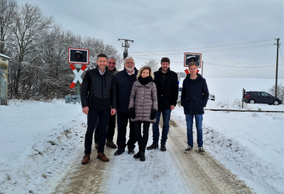 Beim Ortstermin am Bahnübergang Grasweg, von links: Bürgermeister Thomas Weber, CSU-Ortsvorsitzender Mi-chael Schlosser, CSU-Landtagskandidat Sebastian Friesin-ger, MdB Daniela Ludwig, Gemeinderat Helmut Grundner und CSU-Bezirktstagskandidat Matthias Eggerl