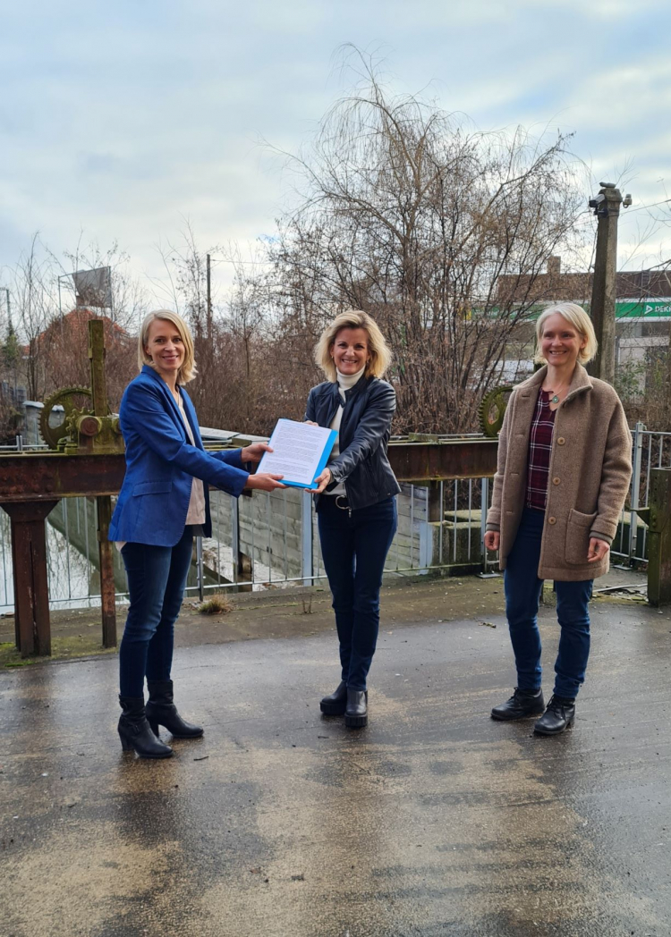 Foto: Bei der Briefübergabe- von links: Christina Bofinger, MdB Daniela Ludwig und Sabine Lauterborn