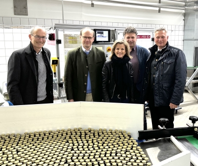 Foto von links: Der Technische Leiter von Salus Thomas Günther, Geschäftsführer Florian Block, MdB Daniela Ludwig, der CSU-Ortsvorsitzende Georg Ziegltrum und Bürgermeister Richard Richter. 