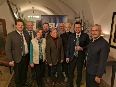 Der neu gewählte Vorstand der CSU Bad Aibling gemeinsam mit den geehrten Mitgliedern für jahrzehntelange Treue zur Partei.