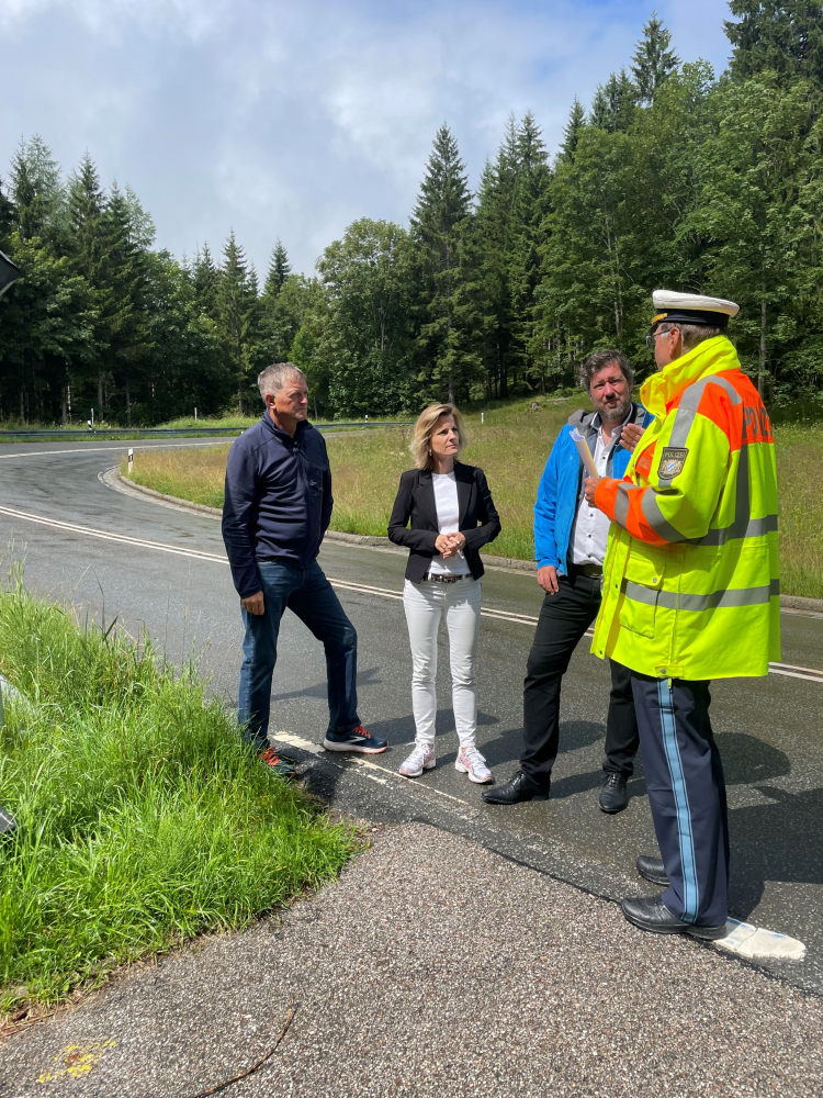 Foto: Mdb Daniela Ludwig beim Ortstermin 2023 mit Anlieger Hubert Wildgruber (links), dem Oberaudorfer Bürgermeister Matthias Bernhardt (Mitte) und Peter Böttinger von der Verkehrspolizeiinspektion Rosenheim. 