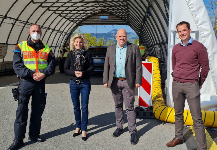 von links: Der Leiter der Kontrollstelle Steven Büchner, MdB Daniela Ludwig, der Leiter der Bundespolizeiinspektion Rosenheim Ludger Otto und sein Stellvertreter Thorsten Kleinschmidt