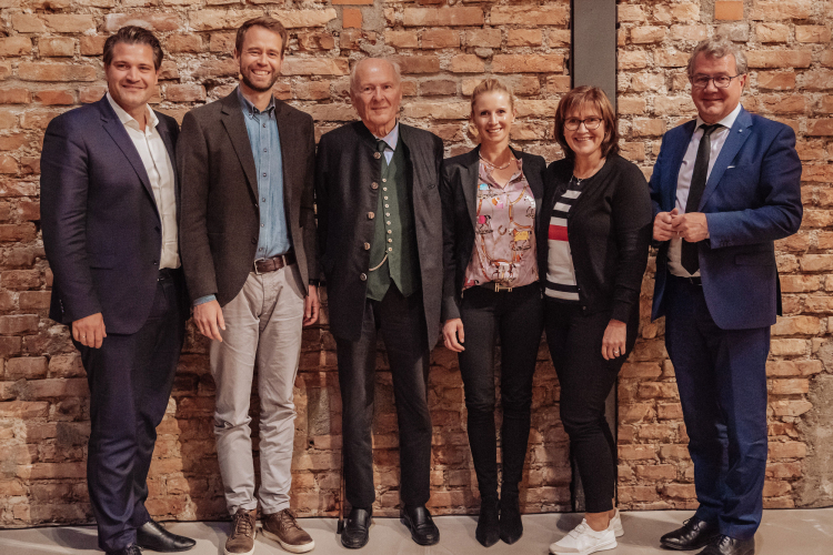 von links nach rechts: Dr. Thomas Geppert, Dr. Max von Bredow, Prof. Claus Hipp, Jessica von Bredow-Werndl, Marianne Loferer, Klaus Stöttner, MdL