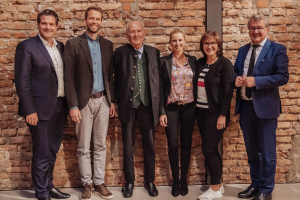 von links nach rechts: Dr. Thomas Geppert, Dr. Max von Bredow, Prof. Claus Hipp, Jessica von Bredow-Werndl, Marianne Loferer, Klaus Stöttner, MdL