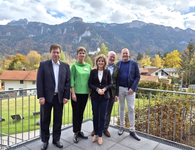 Foto von links: GPA-Vorsitzender Elmar Stegmeier, Klinikleiterin Simone Schlenke, MdB Daniela Ludwig, der 2. Bürgermeister der Gemeinde Aschau Michael Andrelang und der CSU-Ortsvorsitzende Sven Herrmann