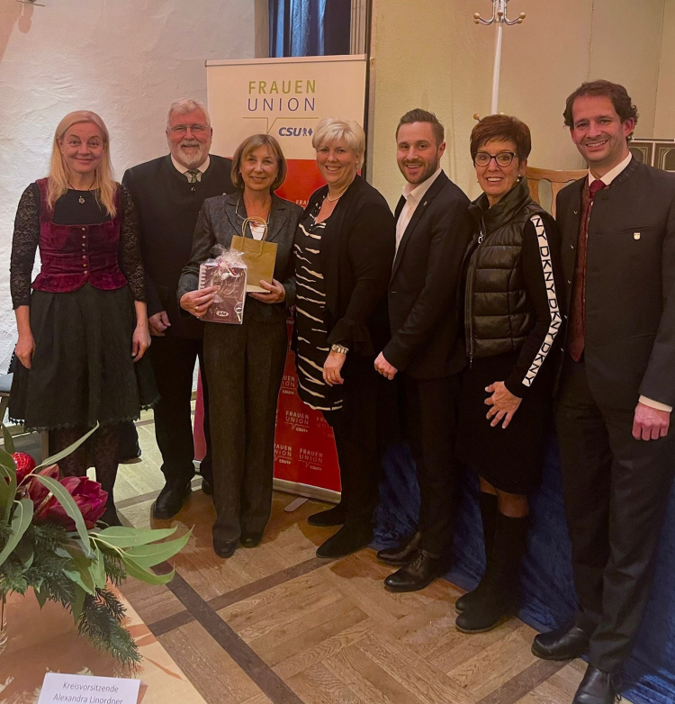 Foto von links: Pastoralreferentin Hannelore Maurer, Bezirksrat Sebastian Friesinger, Leiterin Frauenhaus Marita Koralewski, Kreisvorsitzende FU Alexandra Linordner, 2. Bürgermeister Daniel Artmann, Stadträtin Ulrike Plankl, Oberbürgermeister Andreas März