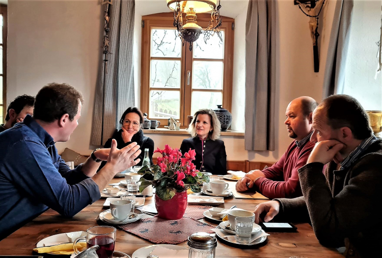 Beim Runden Tisch im Hofcafe Schwemmer. Von links: Peter Steindlmüller, Kreisbäuerin Katharina Kern, MdB Daniela Ludwig, Kreisobmann Josef Andres, Vorstandsmitglied Florian Griebl. 