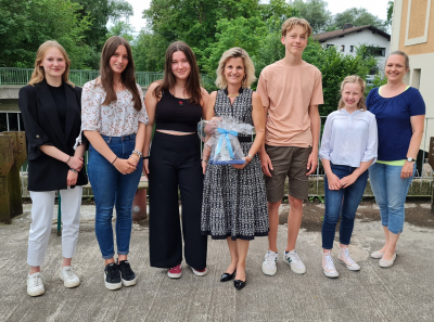 Franziska Schröder, Marie Knoblauch, Angelina Mikulicic, MdB Daniela Ludwig, Finn Butenandt, Johanna Zeitz und Lehrerin Friederike Fimm. 