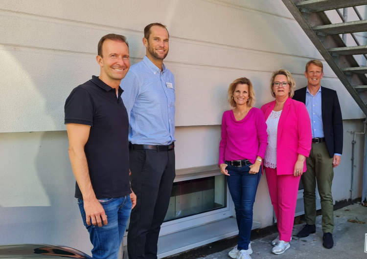 Foto: Termin am künftigen Ort der Babyklappe am RoMed Klinikum. Von links: CSU-Stadtrat Florian Ludwig, der Leiter der Klinikinfrastruktur Josef Bauer, MdB Daniela Ludwig, die Vorsitzende des Fördervereins Kinderklinik und RoMed Geschäftsführer Jens Deerberg-Wittram. 