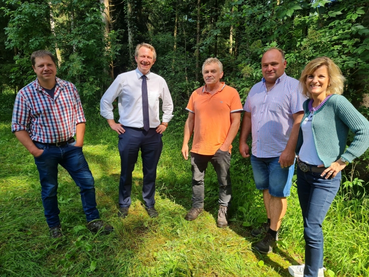 von links: Jäger Josef Murnauer, Agrardirektor Christian Bürger von der „meine Volksbank Raiffeisenbank eG“, die Waldbauern Anton Käsweber und Christian Rinser, MdB Daniela Ludwig.