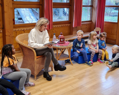 Gefräßige Olchis begeistern Mädchen und Buben - MdB Daniela Ludwig beim Vorlesetag in der Kita „Noahs Arche“