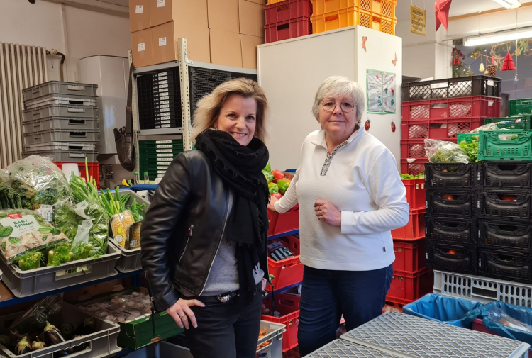 MdB Daniela Ludwig (links) mit der Leiterin der Tafel Elisabeth Bartl,