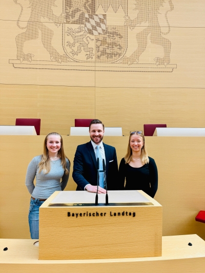 Foto „Rednerpult Plenarsaal“ – v.l.n.r.: Rosina; Daniel Artmann, MdL; Emma