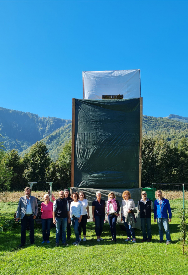 Foto: So hoch wäre der Bahndamm an der Verknüpfungsstelle am Hof der Familie Wagner. MdB Daniela Ludwig (4. von rechts) mit den Landwirten und Anwohnern. 