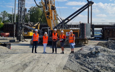 Foto von links: CSU-Stadtrat Florian Ludwig, MdB Daniela Ludwig, der stellvertretende Leiter des Staatlichen Bauamtes Rosenheim Stefan Leitner, Projektleiter Alexander Zett, der Bauüberwacher der Bahn Tom Ziller.