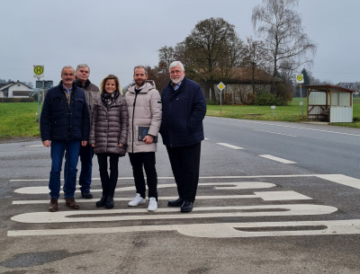 An der Kreuzung Brandstätt, von links Edlings Bürgermeis-ter Matthias Schnetzer, Gemeinderat Georg Berndl senior, MdB Daniela Ludwig, der CSU-Ortsvorsitzende Georg Berndl junior, CSU-Landtagskandidat Sebastian Friesinger. 