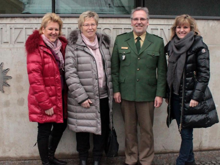 Von links: die beiden FU-Kreisvorsitzenden Rosenheim-Land und –Stadt Sabine Balletshofer und Uschi Meishammer, Polizeipräsident Robert Kopp und MdB Daniela Ludwig.© Frauen-Union