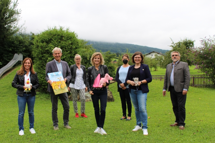 Von links nach rechts: Anja Bayer (Leiterin des Kindergartens), Klaus-Michael Koch (Vors. Des Stiftungsrates FREUNDE), Daniela Ludwig (Drogenbeauftragte des Bundesregierung und Schirmherrin), Angelika von Eicken (Mitglied des Stiftungsrates), Olivia Rinz (Fachkoordinatorin FREUNDE – Aktion Jugendschutz München), Marianne Spann (Kita-Ausschuss-Einrichtung Kindergarten St. Martin), Peter Heider (Vorsitzender der Stiftung FREUNDE)