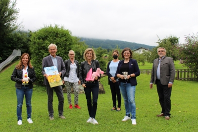 Von links nach rechts: Anja Bayer (Leiterin des Kindergartens), Klaus-Michael Koch (Vors. Des Stiftungsrates FREUNDE), Daniela Ludwig (Drogenbeauftragte des Bundesregierung und Schirmherrin), Angelika von Eicken (Mitglied des Stiftungsrates), Olivia Rinz (Fachkoordinatorin FREUNDE – Aktion Jugendschutz München), Marianne Spann (Kita-Ausschuss-Einrichtung Kindergarten St. Martin), Peter Heider (Vorsitzender der Stiftung FREUNDE)