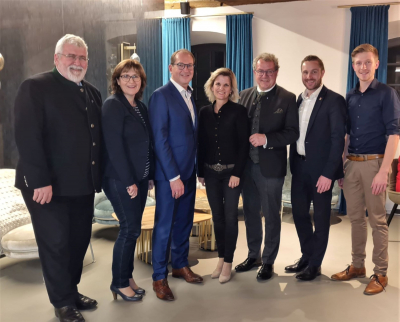 Foto von links: Landtagskandidat Sebastian Friesinger, Bezirktstagskandidatin Marianne Loferer, CSU-Landesgruppenchef Alexander Dobrindt, MdB Daniela Ludwig, MdL Klaus Stöttner, Landtagskandidat Daniel Artmann, Bezirkstagskandidat Matthias Eggerl.