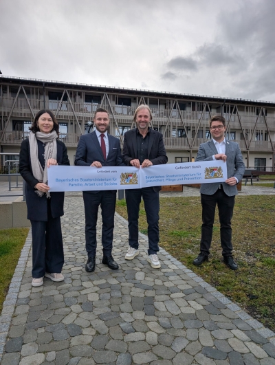 V.l.n.r.: Theresa Mayer-Baumann, Geschäftsführerin Heimat Bayern Wohnbau GmbH; Daniel Artmann, MdL; Stefan Mayer Geschäftsführer Heimat Bayern Wohnbau GmbH; Johannes Thusbaß, Bürgermeister Prutting