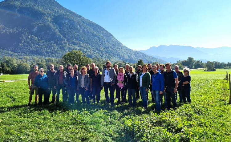 Foto: Protest gegen die oberirdische Verknüpfungsstelle Kirnstein – MdB Daniela Ludwig beim Ortstermin mit Landwirten und Anwohnern. 