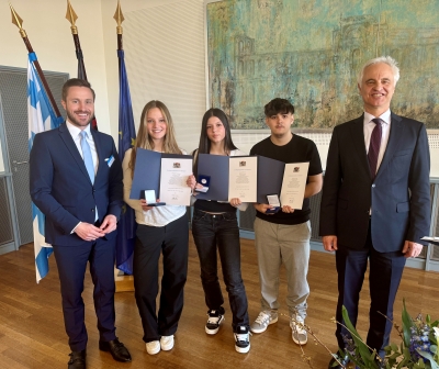V.l.n.r.: Daniel Artmann, MdL und 2. Bürgermeister; Frida Graumann, Lebensretterin; Mia Vujic, Lebensretterin; Alexandru-Andrei Györfi, Lebensretter; Dr. Konrad Schober, Regierungspräsident von Oberbayern
