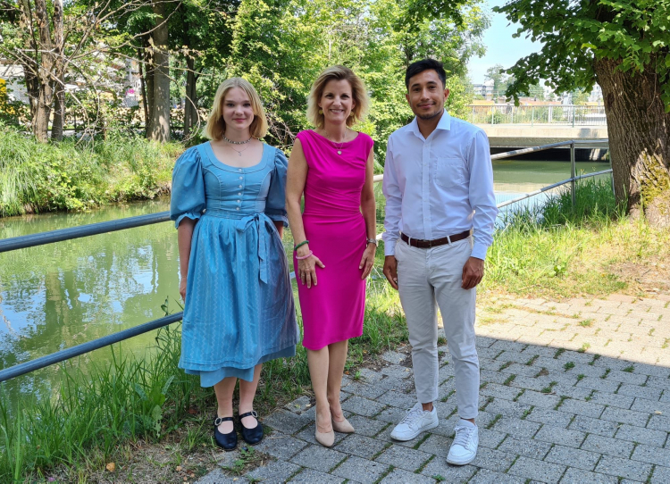 Foto: MdB Daniela Ludwig (Mitte) mit Hanna Speckbacher und Naeem Hosseini. 