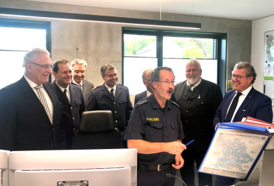 Foto (v.l.n.r.): der bayerische Innenminister Joachim Herrmann, Polizeiinspektionsleiter Markus Steinmaßl, Landrat Otto Lederer, Polizeipräsident Manfred Hauser, Bezirkstagsprä-sident Josef Mederer (verdeckt) Bezirksrat Sebastian Friesinger und Landtagsabgeordneter Klaus Stöttner freuen sich über die neue Polizeiinspektion