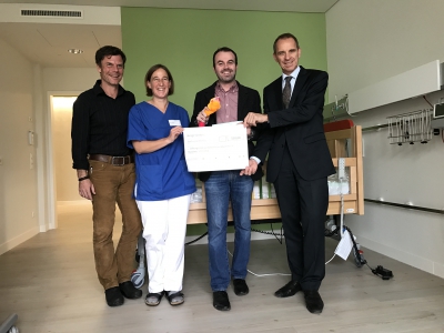 JU-Kreisvorsitzender Florian Gerthner (2. von rechts) übergibt den Erlös einer Tombola in Höhe von 550 € zu Förderung der neuen Kinderpalliativstation an den Förderverein