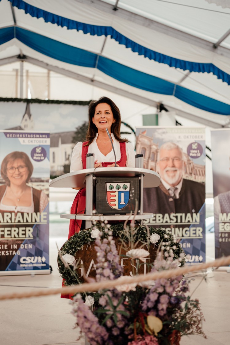 Landwirtschaftsministerin Michaela Kaniber zu Gast im Festzelt in Pfaffenhofen