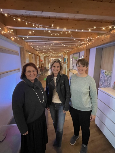 Foto: von links: Einrichtungsleitung Manuela Thalmayr, MdB Daniela Ludwig, Linda Matzke