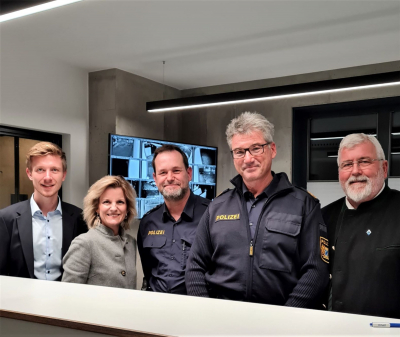 Foto von links: Bezirkstagskandidat Matthias Eggerl, MdB Da-niela Ludwig, der Leiter der Polizeiinspektion Wasserburg Markus Steinmaßl, der Vizepräsident des Polizeipräsidiums Oberbayern Süd Frank Hellwig und Landtagskandidat und Be-zirksrat Sebastian Friesinger