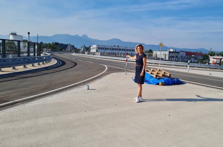 Foto: MdB Daniela Ludwig auf der fertiggestellten Aicherparkbrücke 