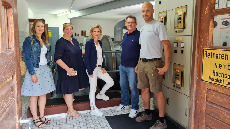 Foto von links: Sonja Rankl vom Bauamt der Gemeinde Nußdorf, Bürgermeisterin Susanne Grandauer, MdB Daniela Ludwig, der CSU-Ortsvorsitzende Peter Moser und Florian Dettendorfer