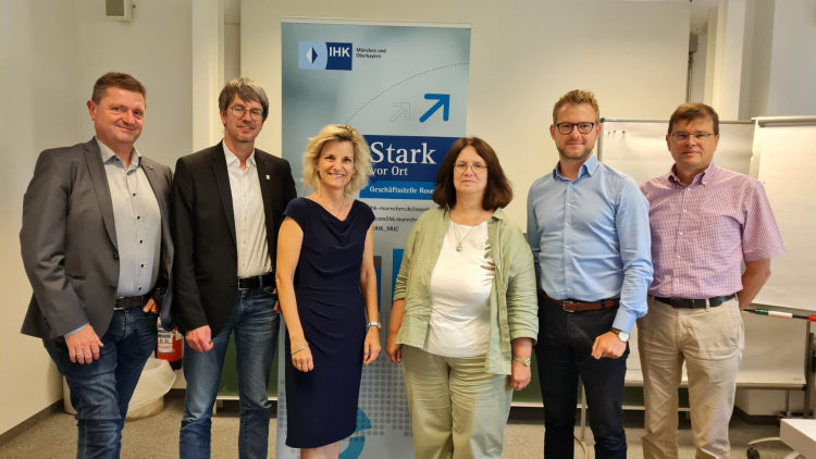 Foto von links: Stellvertretender Vorsitzender des IHK-Regionalausschusses Rosenheim Simon Zosseder, der Vorsitzende Andreas Bensegger, MdB Daniela Ludwig, Stellvertretende Vorsitzende des Regionalausschusses Petra Prechtl-Mareth, der Leiter der IHK-Geschäftsstelle Rosenheim Jens Wucherpfennig, IHK-Mitarbeiter Martin Gruber.