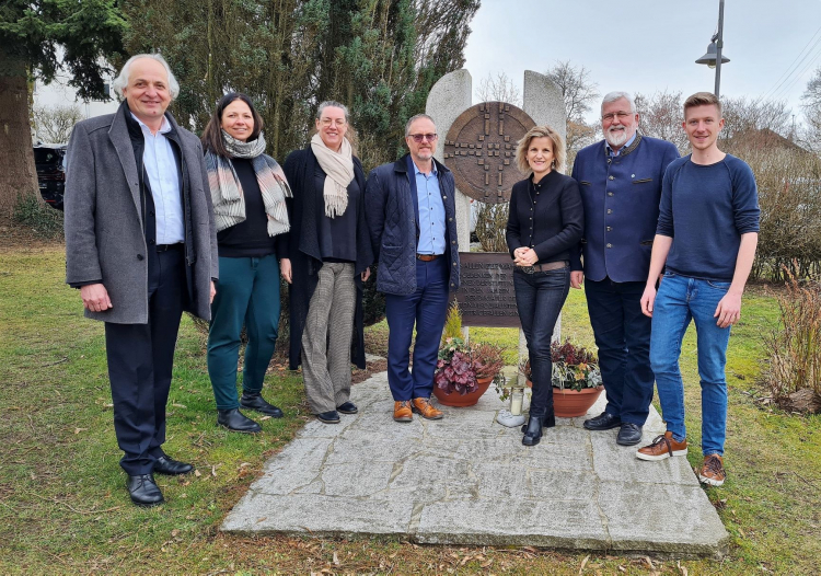 von links: Vorstand Jonas Glonegger, Bereichsleiterin Intensivwohnen Petra Hageneder, das künftige Vorstandsmitglied Manuela Keml, Vorstand Franz Hart, MdB Daniela Ludwig, Landtagskandidat Sebastian Friesinger und Bezirkstagskandidat Matthias Eggerl. 