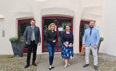 Foto von links: Bürgermeister Stephan Schlier, MdB Daniela Ludwig, die stellvertretende Leiterin des Seniorenzentrums Bettina Richter, Gebietsleiter Ugur Cetinkaya. 