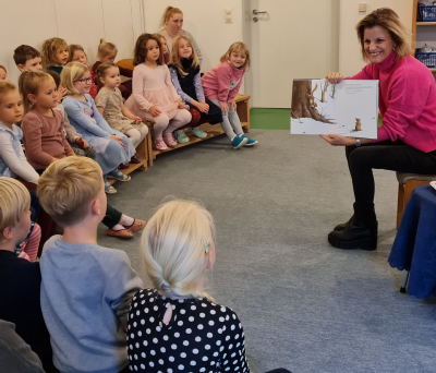 MdB Daniela Ludwig beim Vorlesetag im Kindergarten St. Johannes 