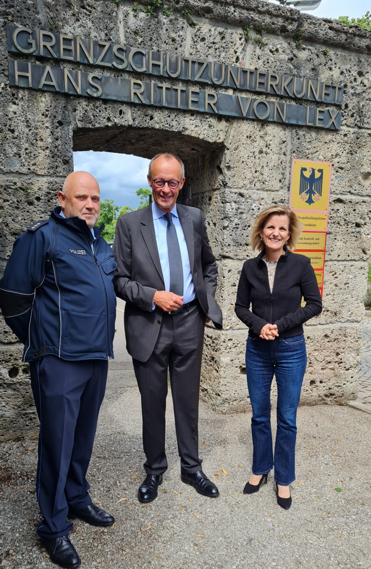 Foto vor dem Gespräch – von links: Der Leiter der Bundespolizeiinspektion Rosenheim Ludger Otto, der CDU/CSU-Fraktionsvorsitzende Friedrich Merz und die Rosenheimer CSU-Bundestagsabgeordnete Daniela Ludwig