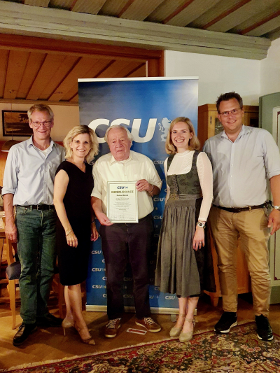 Foto von links: Bürgermeister Matthias Jokisch, Stv. CSU-Kreisvorsitzende Daniela Ludwig, MdB, seit 60 Jahren CSU Mitglied Roland Strobl, neue CSU-Ortsvorsitzende Katharina Hüls, ihr Vorgänger Franz Estner