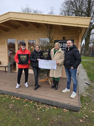Foto: v.l.n.r:  Festorganisator Michael Oberleitner, Daniela Ludwig, Sabine Balletshofer-Wimmer (Vorsitzende des Gesamtvereins) Markus Kurz, Abteilungsleiter Fußball